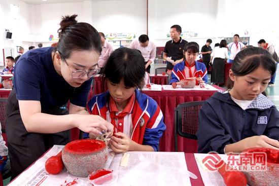 非遗“八宝印泥”走进校园 点亮文化传承之光