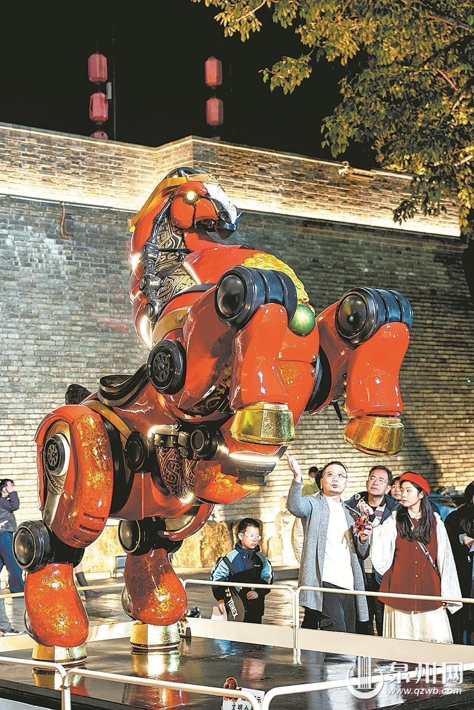 泉州古城马年生肖IP“六合同风马”首个艺术装置亮相泉山门