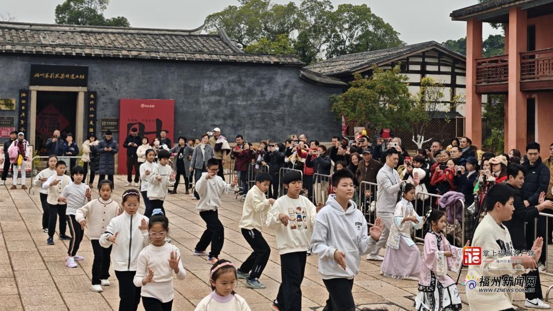 “百人鸣鹤拳”非遗体验活动在福州梁厝历史文化街区举行