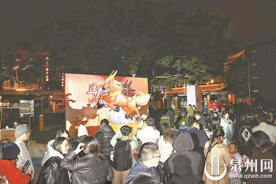 跨年夜氛围感拉满 丰泽马年IP“骐骥泽泽”动感登场