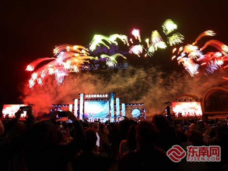 2025年漳州开发区“双鱼岛·双鱼奇缘焰火大秀”上演