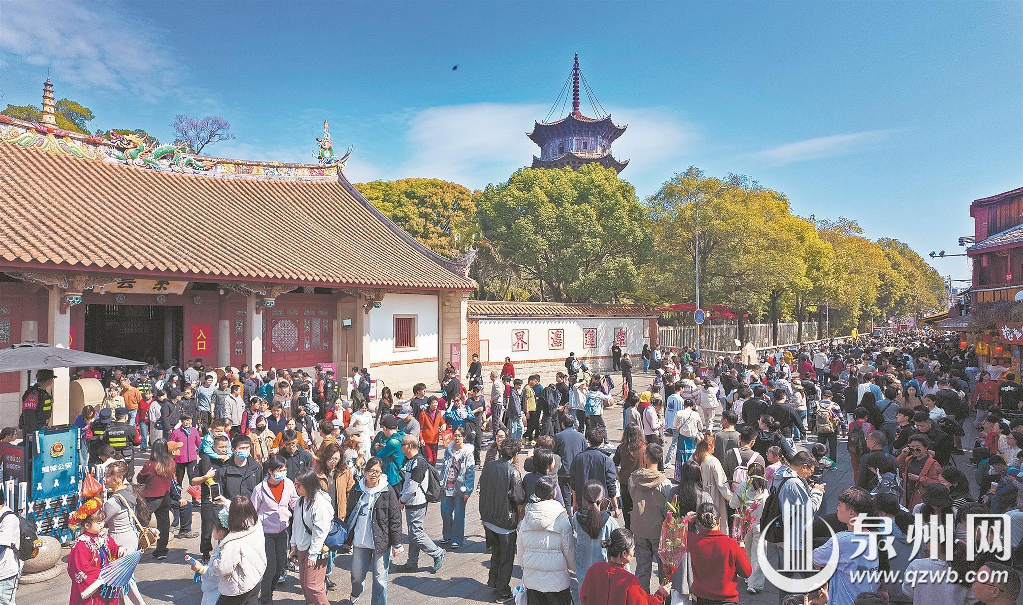 策马迎春温情满城 世遗之城暖意浓