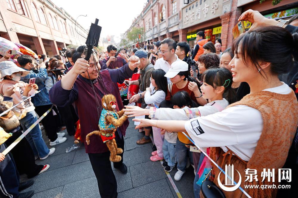 春节非遗街秀“南戏芳华”主题活动在泉州市区中山路精彩上演