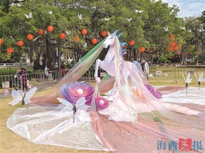 多款马年主题造景亮相厦门街头 吸引市民游客打卡