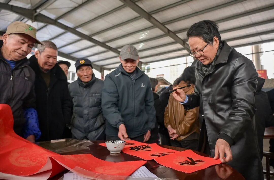 这场新春慰问活动，烟火气里裹着文化味