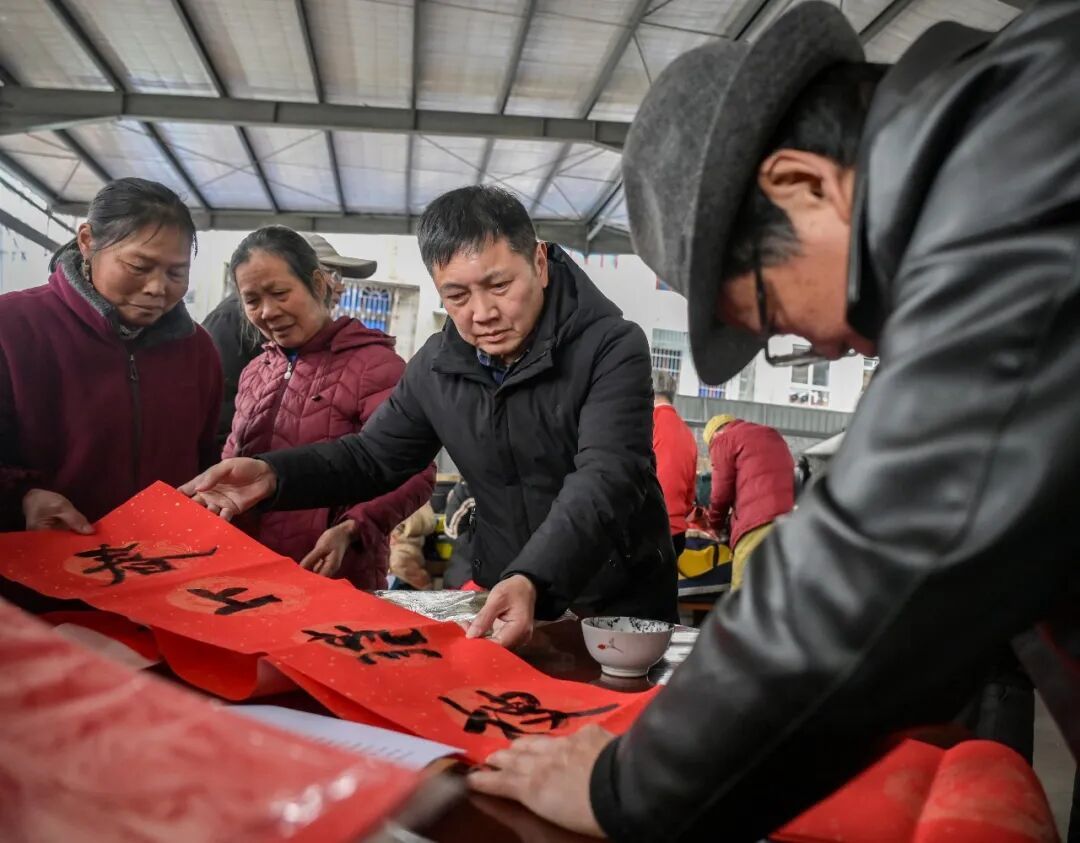这场新春慰问活动，烟火气里裹着文化味