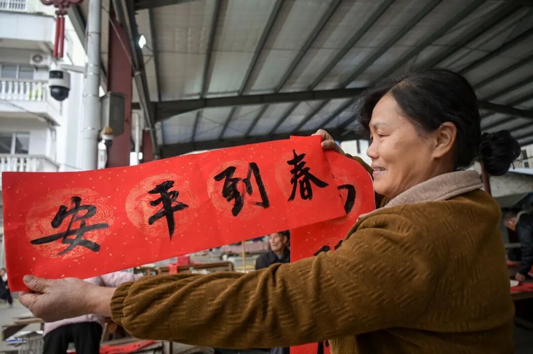 这场新春慰问活动，烟火气里裹着文化味