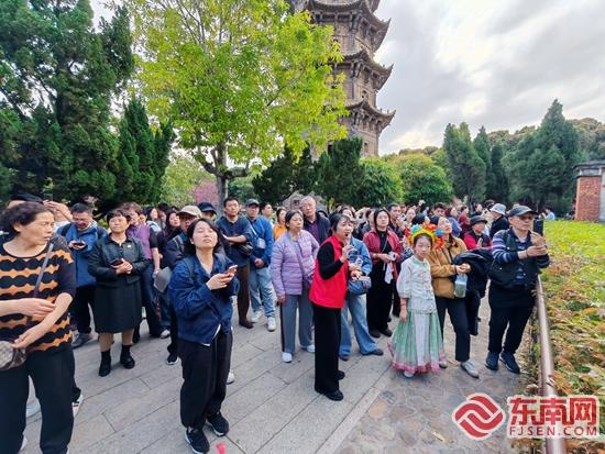 银发讲解员春节坚守世遗点 用“志愿红”点亮古城文旅新春