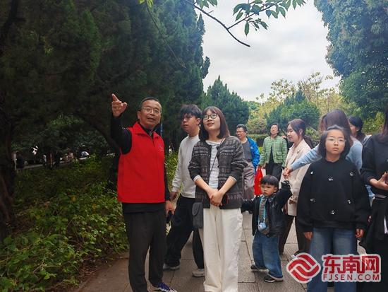 银发讲解员春节坚守世遗点 用“志愿红”点亮古城文旅新春