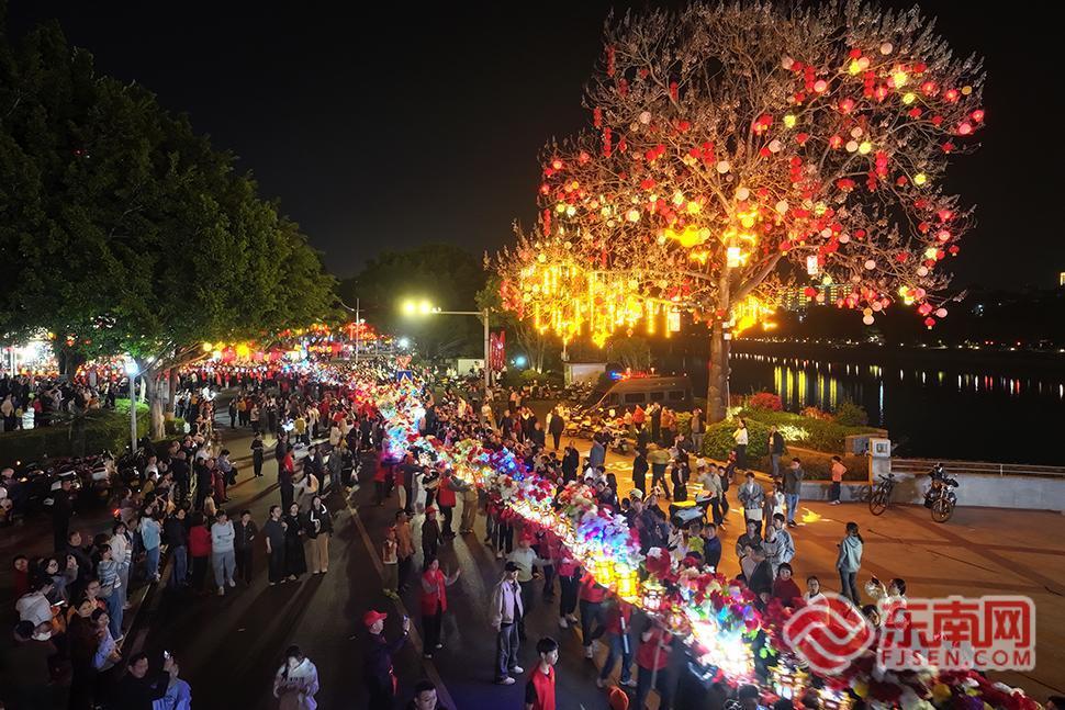 龙岩上杭：花灯如昼映杭城 百年民俗“闹”新春