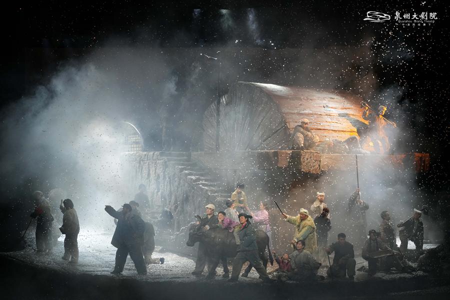 话剧《平凡的世界》在泉州大剧院开演