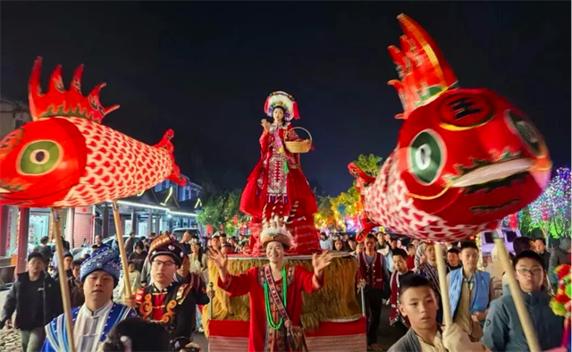 清新福建·共享非遗贺新春|华安土楼“非遗奇妙夜”，国潮巡游超热闹