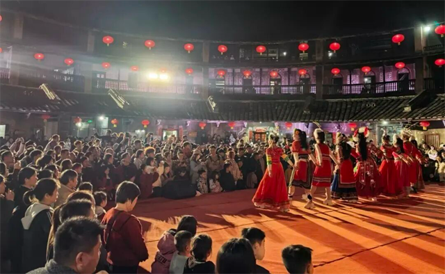 清新福建·共享非遗贺新春|华安土楼“非遗奇妙夜”，国潮巡游超热闹