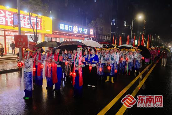 “马上繁花 惠女游灯”元宵游园活动在惠安小岞举办