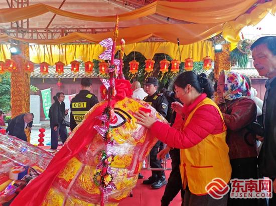 两岸民众同“乞龟” 祈福共叙血脉情深