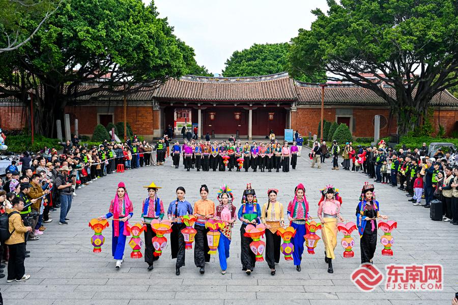 国际超模与百位惠安女古城快闪 跨界演绎非遗新风采