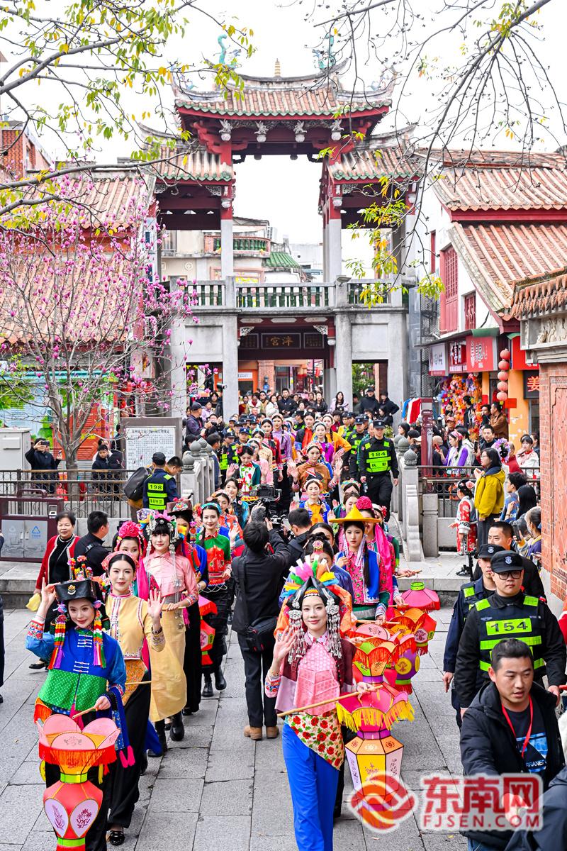 国际超模与百位惠安女古城快闪 跨界演绎非遗新风采