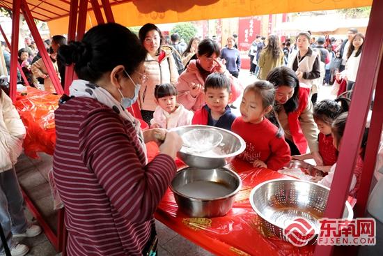 泉州鲤城：通政花灯映宋元 肃清门韵闹元宵