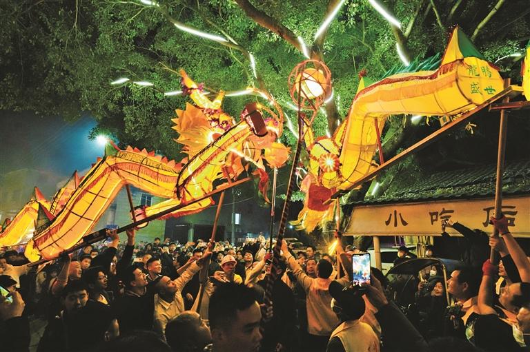 元宵灯火耀山海 非遗龙舞闹新春