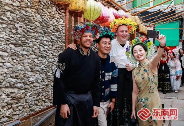 “感知幸福中国行”走进丰泽 中外媒体记者体验“簪花围”非遗之美