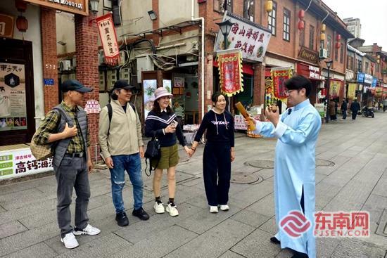 青年文旅推荐官创新演绎 用快板为文旅大会添彩