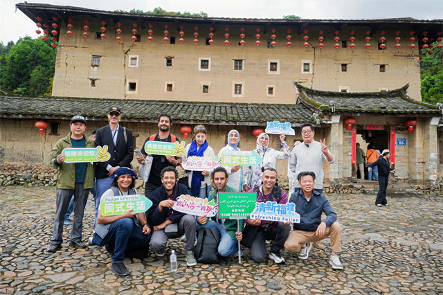 世遗土楼遇见丝路艺韵 丹青妙笔助力文旅盛会——“艺汇丝路”阿拉伯艺术家访漳采风