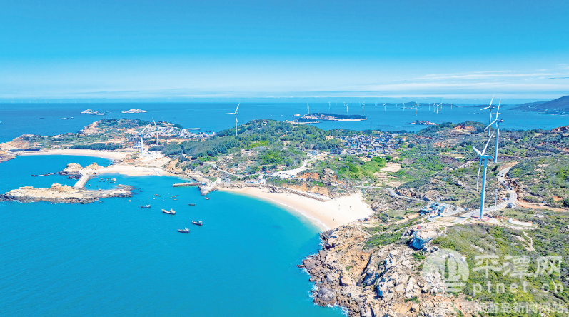 平潭：绿茵燃情 山海如画