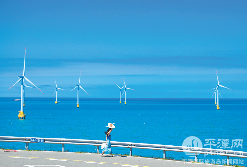 平潭：绿茵燃情 山海如画