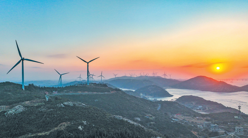 平潭：绿茵燃情 山海如画