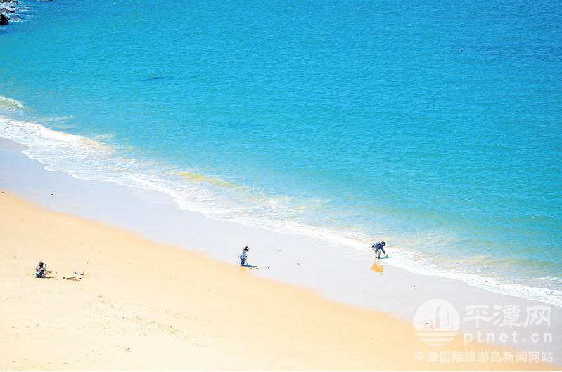 平潭：绿茵燃情 山海如画