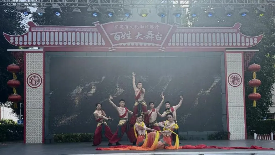 福建百姓大舞台 “跟着闽超戏相逢”庆助残日暨中国旅游日文艺演出