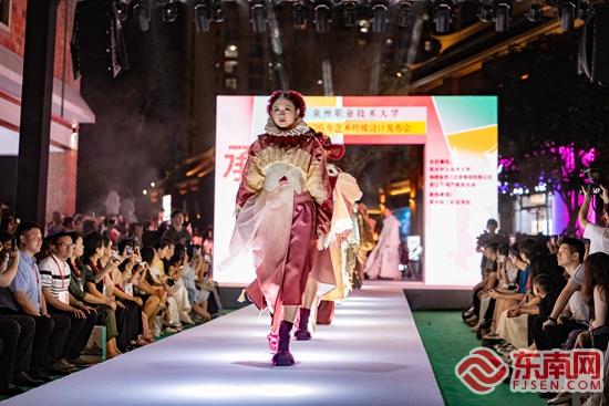 五店市红砖古厝间 一场“承新”大秀点燃泉州国潮之夜