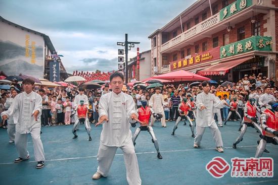 机器人“武”动白鹤拳 古街非遗科技别样出圈
