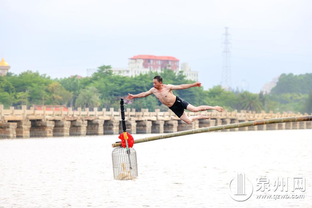 海上泼水逐浪 竿头探笼夺鸭 泉州端午民俗活动好戏连台