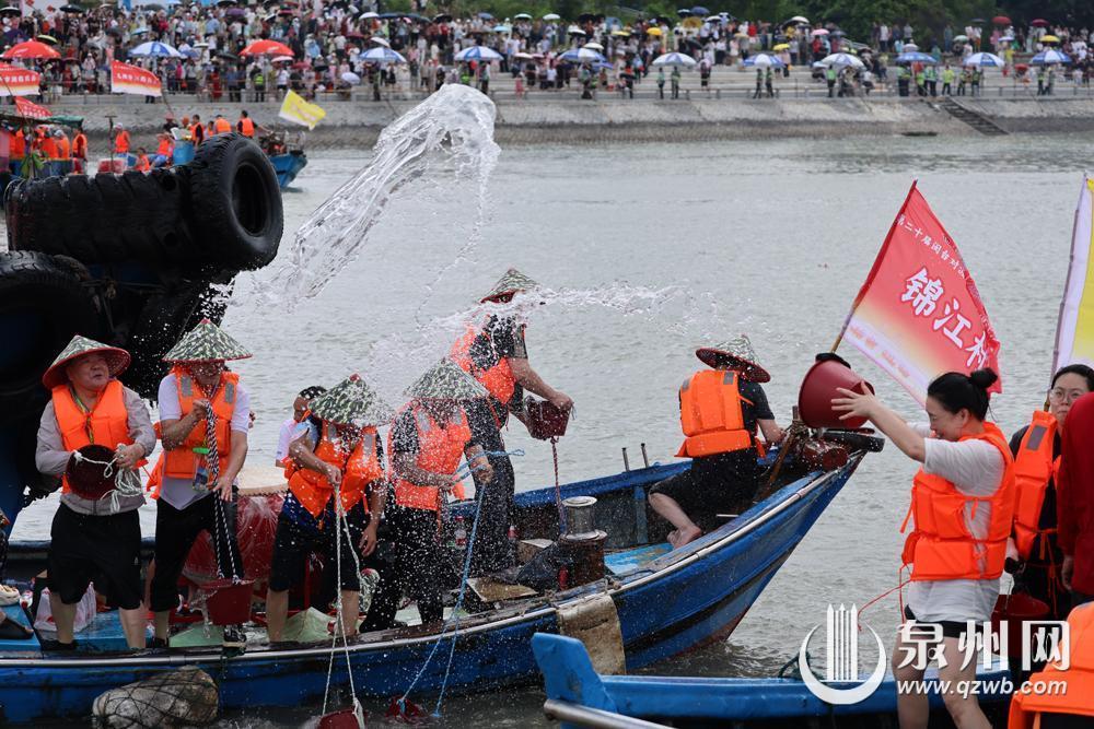 海上泼水逐浪 竿头探笼夺鸭 泉州端午民俗活动好戏连台