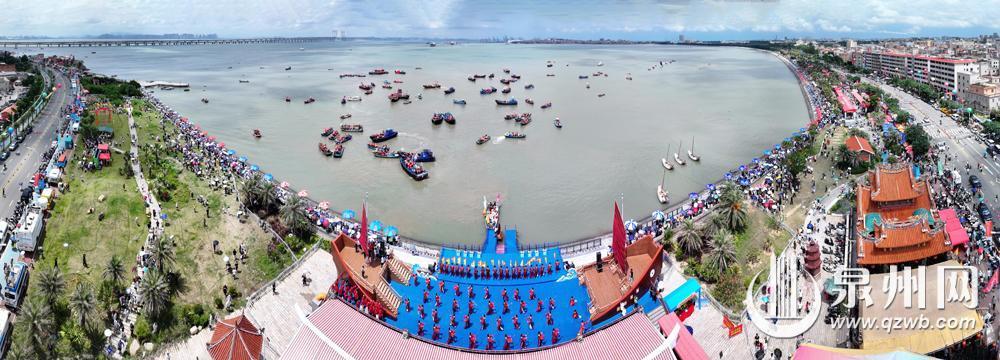 海上泼水逐浪 竿头探笼夺鸭 泉州端午民俗活动好戏连台