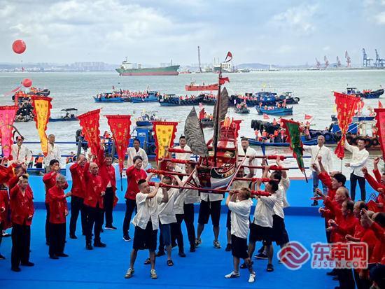 第二十届闽台对渡文化节开幕 两岸民众海上泼水过端午