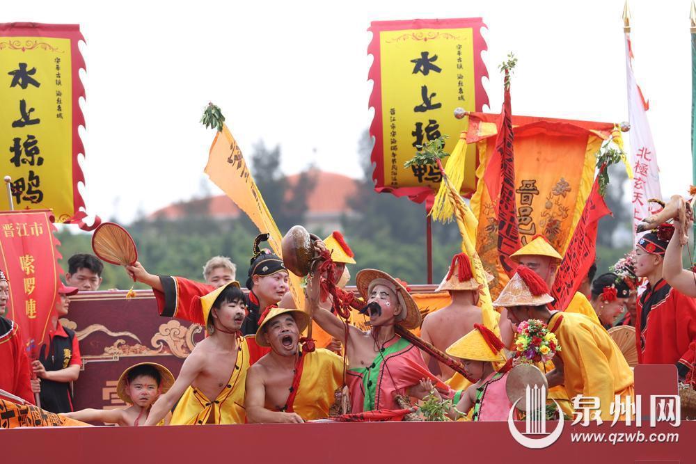 海上泼水逐浪 竿头探笼夺鸭 泉州端午民俗活动好戏连台