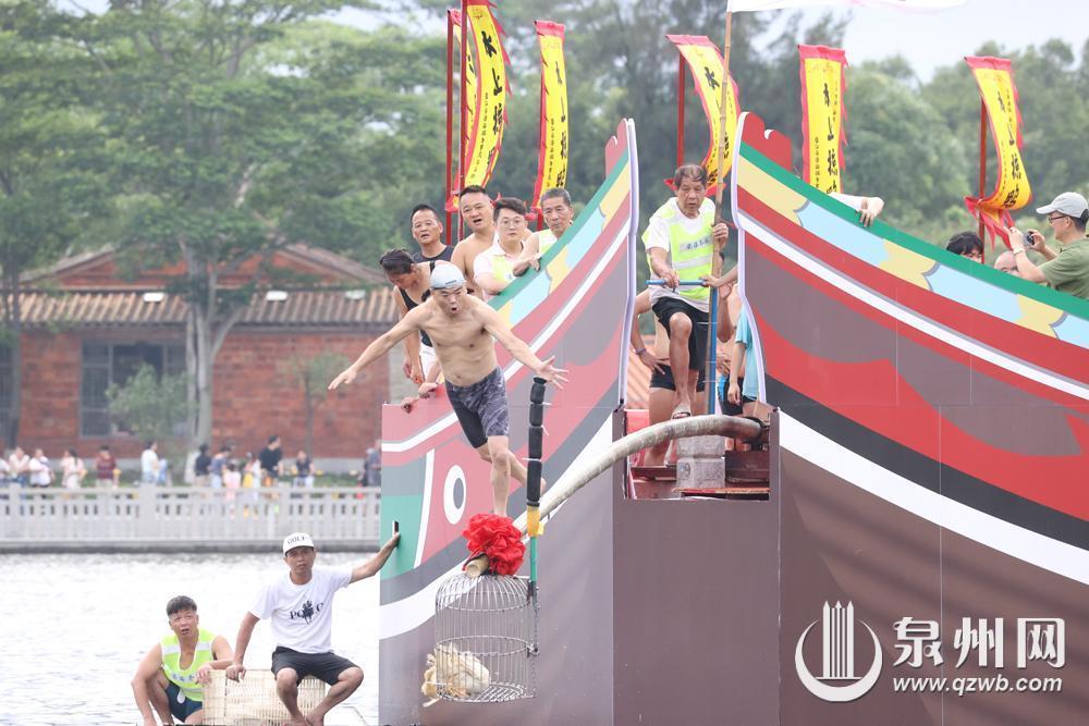 海上泼水逐浪 竿头探笼夺鸭 泉州端午民俗活动好戏连台