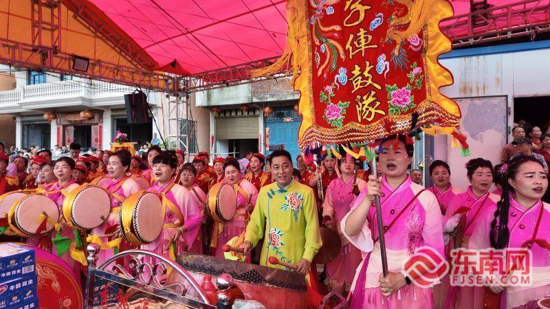莆田黄石清江“绿鳌头”龙舟教渡盛大上演 28支队伍劈波竞渡庆端午