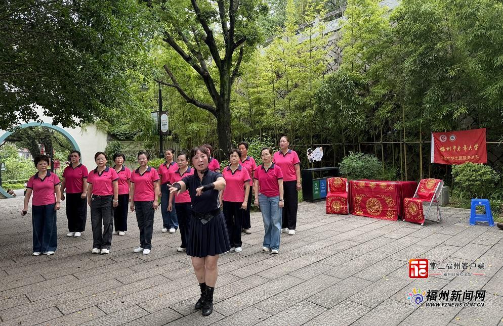 福州市老年大学银发志愿者烟台山演绎闽剧经典