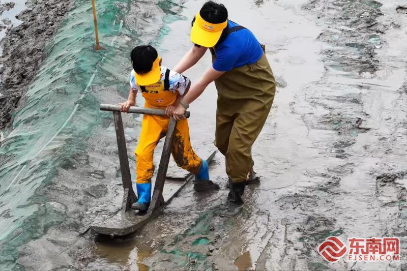 趣玩滩涂享童趣 “木泥马”舞动霞浦