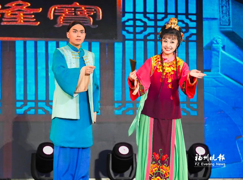“福晚大舞台”邀50名晚报读者看戏