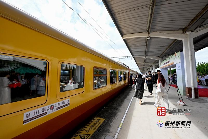福州到武夷山新选择 福建省首条主题观光列车首发试乘
