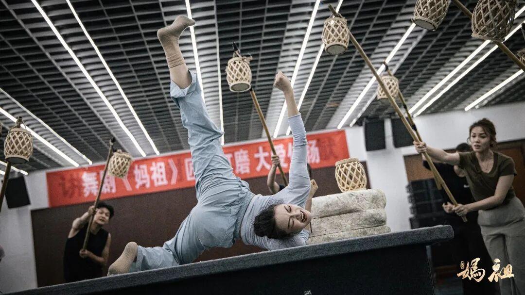 千年守望归来——当“妈祖”赋能全球气象预警，舞剧里的她正在排练厅蓄势绽放