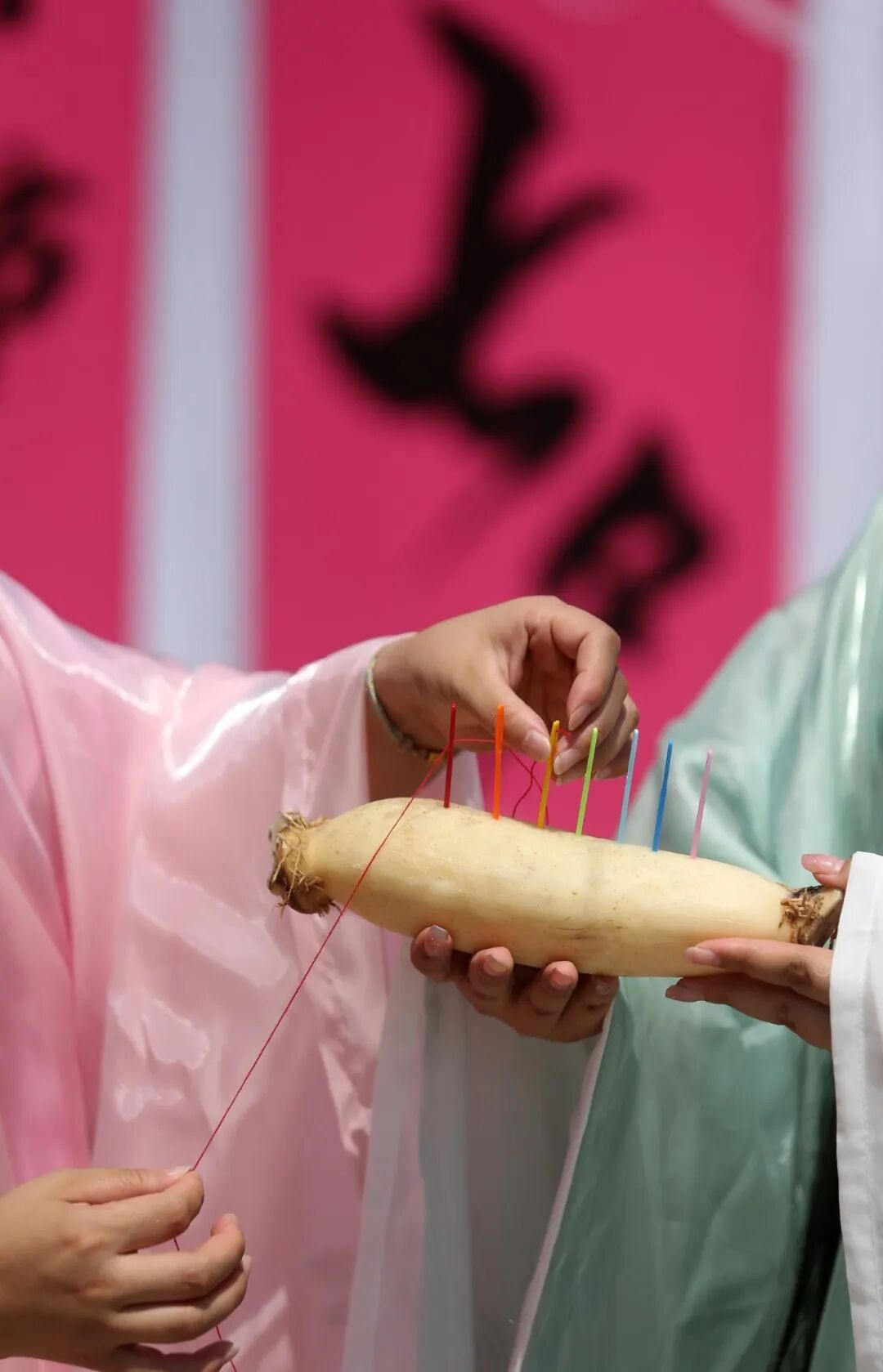 这件出土于福州黄昇墓的单衣，太“巧”了！