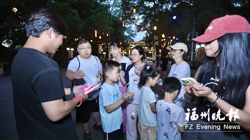 “盛夏拾光·夜赏鼓山”星光夜游活动举行 夏夜登山多了一份惬意