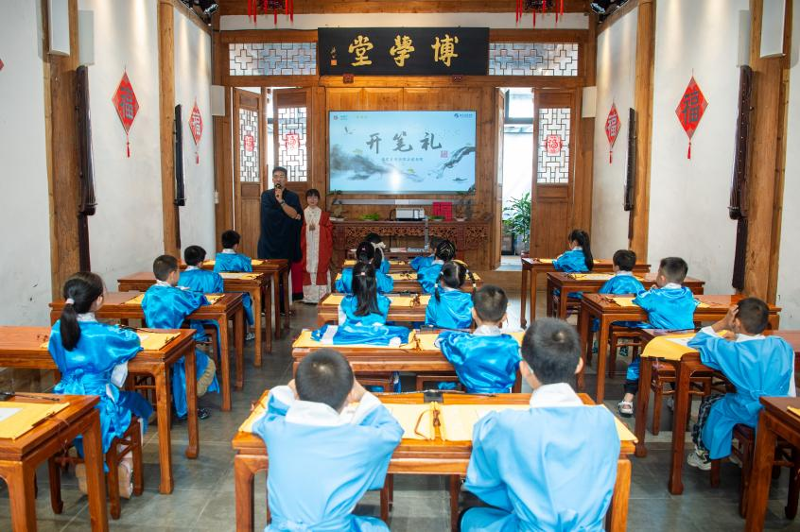 传统文化润童心——福建省图书馆举行秋季“开笔礼”