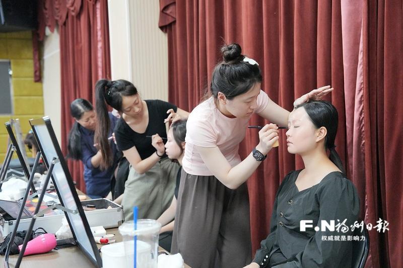 榕台戏曲职工同台交流妆造技艺