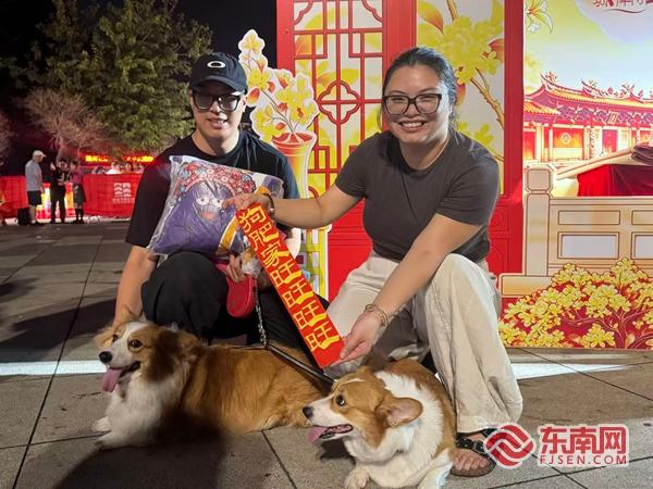 月满城南猜灯谜 墨香送福暖中秋